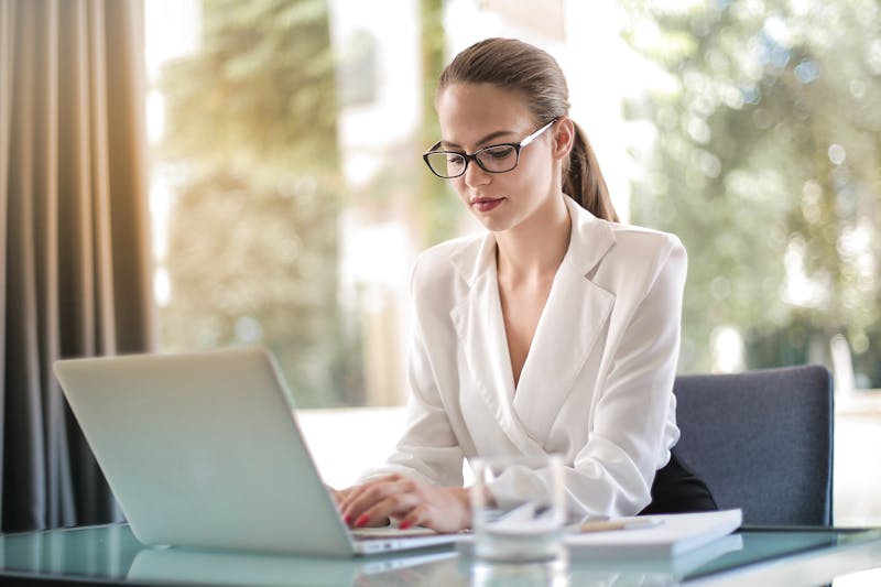entrepreneur travaillant sur un projet